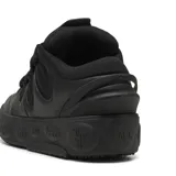 Championes urbanos de diseño robusto en color negro total. Presentan una silueta voluminosa con cordones gruesos, detalles de paneles superpuestos y una suela de plataforma con grabados en relieve.