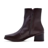 Bota corta de cuero negro con taco cuadrado y cierre lateral.