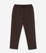 Pantalón deportivo recto para hombre, en color marrón, con cintura elástica, cordón ajustable y bolsillos laterales.