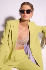 Top color beige con detalles de encaje y breteles finos regulables.