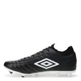 Championes de fútbol 11 Umbro modelo Legend, color negro con detalles en blanco. Presentan el logo de la marca en el lateral, costuras reforzadas en la puntera y una pequeña bandera tricolor decorativa. Cuentan con suela de tacos blancos y cierre mediante cordones negros.