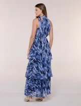 Vestido maxi azul de gasa liviana con estampado abstracto, escote halter fruncido con lazo ajustable, diseño sin mangas, fino cinturón a tono y falda larga con volados escalonados.