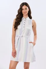 Vestido corto sin mangas de lino con diseño de rayas verticales en tonos claros, cuello camisero, botones frontales y lazo ajustable en la cintura.