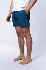 Short de baño azul petróleo con estampado ripstop.