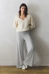 Pantalón deportivo de punto acanalado con cintura ancha plegable y diseño de piernas acampanadas.