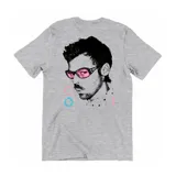 Remera gris de algodón con estampado gráfico frontal que presenta un retrato de Harry Styles con lentes de sol rosados y texto decorativo en tonos rosado y azul.