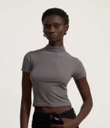 Blusa gris de ribana, con cuello alto, mangas cortas y corte ajustado.