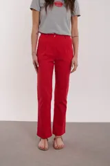 Pantalón rojo de corte recto, con cintura alta y pinzas delanteras.