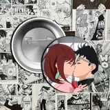 Pin metálico con ilustración de personajes de DanDaDan besándose.