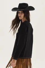 Remera de algodón de corte recto, con cuello a la base y mangas largas. Presenta costuras con pespuntes a contratono y un pequeño bordado en el pecho.