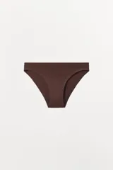 Braguita clásica de modal color marrón, con cintura elástica y diseño sin costuras visibles.