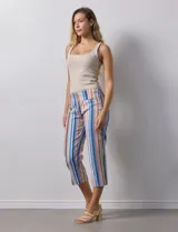 Pantalón capri de gabardina elastizada estampada, marca Zac & Rachel, con pretina ancha elastizada.