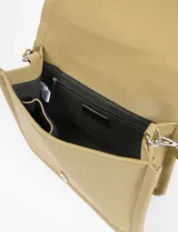 Bandolera color beige de cuero sintético con correa corta removible y correa larga regulable y removible.