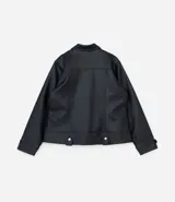 Campera estilo biker confeccionada en poliuretano con base de viscosa, forrada en poliéster. Presenta cuello con solapas, cierre frontal con cremallera metálica, bolsillos laterales con cierre y detalles de botones a presión.