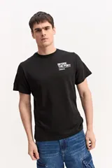 Remera de manga corta color beige, con estampa en la espalda que incluye un paisaje marino de atardecer y texto.