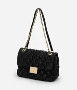 Cartera shoulder grande color negro con textura acolchada y cierre con broche metálico dorado. Tiene asa de cadena dorada con apliques de cuero.