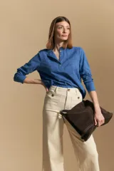 Pantalón negro de tiro alto y fit recto, confeccionado en algodón con elastano.