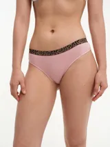 Bombacha tipo bikini de algodón color rosado, con cintura elástica decorada con estampado animal print de leopardo.