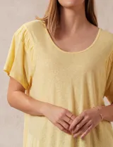 Remera blanca de lino con mangas cortas y fruncido en los hombros.