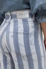 Pantalón de jean de corte recto y tiro alto con estampado de rayas verticales en tonos rosados. Cuenta con cierre frontal y bolsillos laterales.