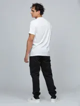 Remera Calvin Klein de manga corta y cuello redondo, color blanco, con gráfico frontal rectangular que incluye el monograma de la marca.