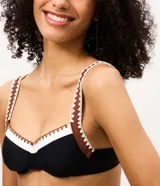 Top de bikini de media copa Bossa Nossa confeccionado en microfibra con aro estructurado, con diseño negro, ribete blanco y tirantes anchos en marrón con detalles geométricos en blanco. Cuenta con broche metálico en la espalda y breteles regulables.