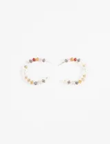 Aros tipo argolla con mostacillas de colores.