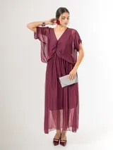 Vestido midi de seda italiana color verde militar, con escote en V, sobrecapa fruncida, mangas cortas amplias y elástico en la cintura.