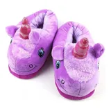 Pantuflas de peluche con diseño de unicornio en color celeste, con cuerno brillante y detalles bordados en el rostro.
