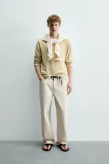 Jeans baggy fit confeccionados en denim de algodón color beige, de corte holgado y amplio en toda la pierna, con tiro medio y diseño de cinco bolsillos.