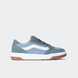 Championes Vans Hylane de gamuza y cuero sintético en tonos celeste y gris, con la Sidestripe blanca en 3D y suela de goma marrón.