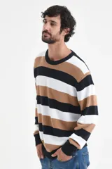 Sweater de punto con cuello redondo y diseño de rayas horizontales en blanco, azul marino y camel.