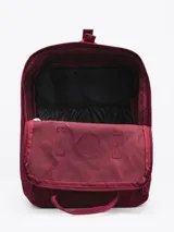 Mochila color verde militar con diseño clásico y minimalista. Cuenta con un compartimento principal con cierre de doble cremallera, un bolsillo frontal con cierre y dos asas superiores con broche. En el frente, tiene un parche circular con el texto "FORUM INDUSTRIES CO." en rojo.