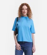 Blusa de algodón con cuello alto y mangas cortas hasta el codo, de corte ajustado y diseño liso.