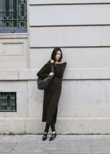 Vestido midi de punto color marrón, con escote bote caído, manga larga y tajo lateral en la falda.