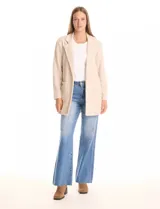 Blazer de tejido soft color beige, con silueta relajada y corte largo. Presenta cuello con solapas muesca, frente abierto sin botones y dos bolsillos de parche frontales.