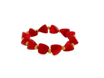 Pulsera elástica con cuentas de resina roja en forma triangular y pequeñas cuentas esféricas doradas intercaladas.