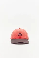 Gorra de béisbol Levi's con diseño bicolor, cuerpo en color rojo desgastado y visera en color gris oscuro. Presenta el logo de la marca bordado en el frente en color azul marino.