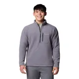 Buzo polar de cuello alto con cierre frontal parcial y bolsillo con cierre en el pecho. Presenta un diseño de manga larga con ajuste cómodo y logo de la marca bordado en el pecho.
