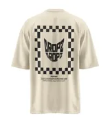 Remera de algodón color crema con efecto lavado, corte relajado y manga corta. Estampa grande en la espalda con el logo 'Dropz' enmarcado por un borde de cuadros negros y el texto 'PANTHER' con una descripción debajo.