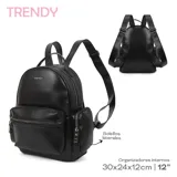 Mochila negra de cuero vegano con bolsillo frontal con cierre y bolsillos laterales.