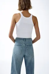 Jean wide leg de tiro alto en denim de algodón con ligero stretch, corte amplio y cinco bolsillos tradicionales.