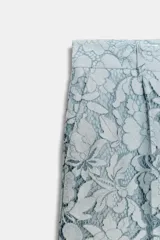 Shorts de tiro alto confeccionados en encaje con diseño floral. Presentan bolsillos delanteros y cierre frontal con cremallera y gancho metálico.