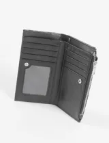 Tarjetero monedero con estampado de leopardo y cierre superior con cremallera.