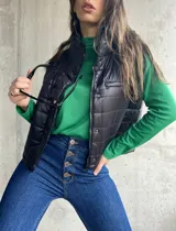 Remera de cuello alto color verde esmeralda, de mangas largas y corte ajustado.