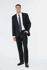 Traje clásico negro de corte fit, compuesto por saco de botonadura simple con bolsillos con solapa y pantalón de vestir a juego.