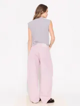 Pantalón jeanero de corte bombe, color rosa, confeccionado 100% en algodón, con recortes en delantero y rodilla.