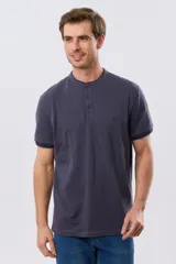 Remera estilo polo con cuello mao y manga corta, de color bordó con detalles en azul en los bordes de las mangas y cuello. Cuenta con cierre frontal parcial de tres botones y pequeño logo bordado en el pecho.