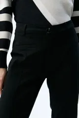 Pantalón chino color ocre de corte recto, con bolsillos ojal delanteros y aberturas en los tobillos.