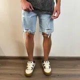 Bermuda de jean en color celeste claro con diseño de roturas y bordes deshilachados.